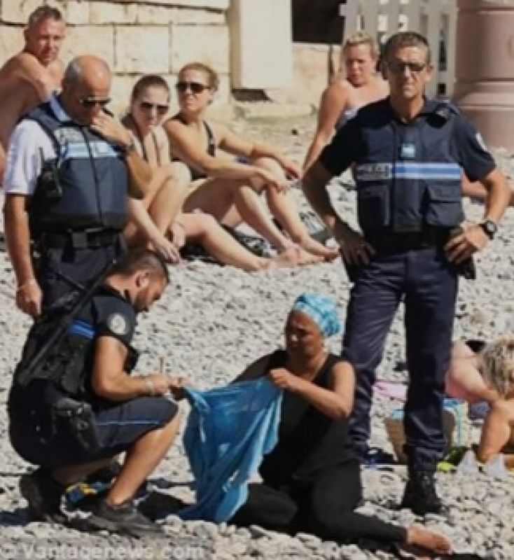 Pictures showed Siam being accosted and surrounded uniformed cops. She is then seen removing her top. (Photo: Video grab)