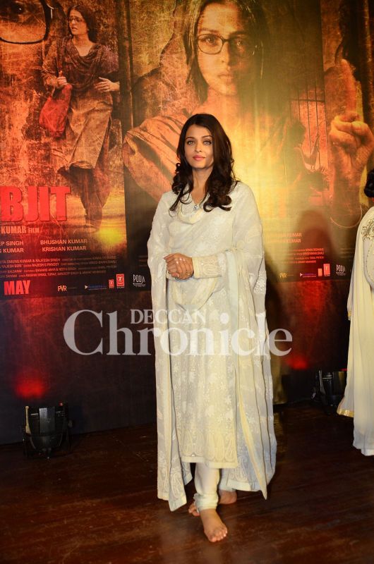 Aishwarya, Randeep and Richa break down at Sarabjit prayer meet