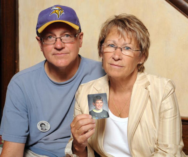Patty and Jerry Wetterling show a photo of their son Jacob Wetterling, who was abducted in October of 1989. (Photo: AP)