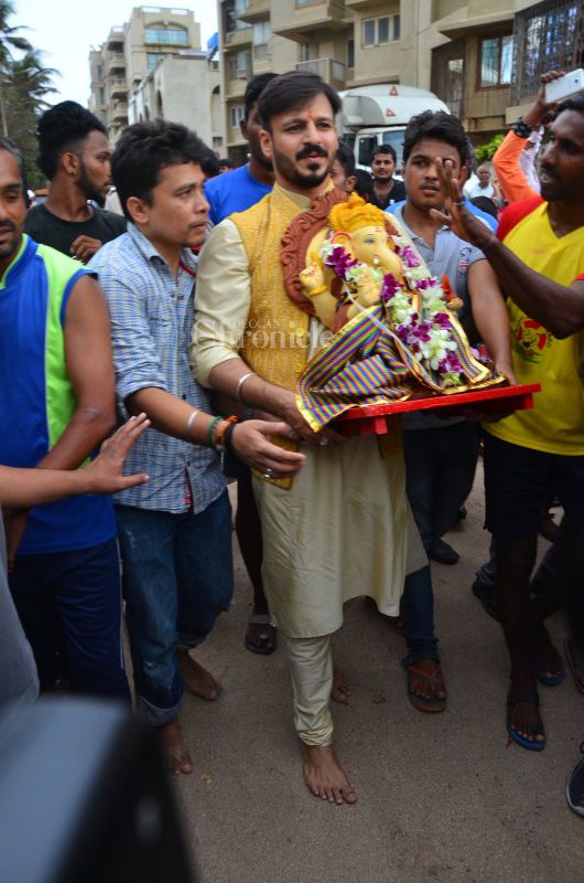 Vivek Oberoi, Rishi Kapoor, Dimple Kapadia bid farewell to Lord Ganesha