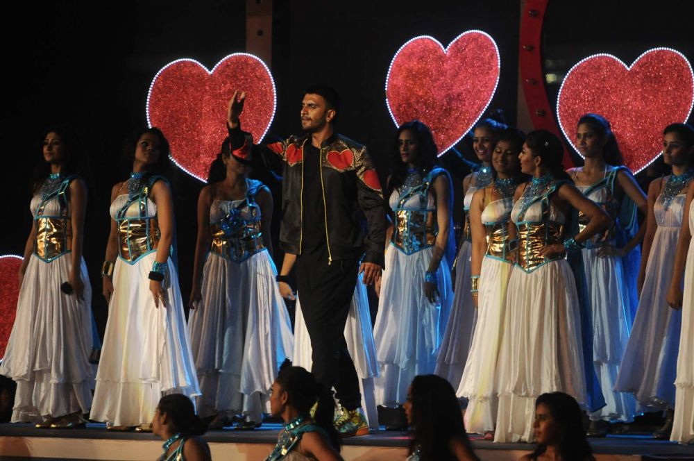 Ranveer Singh rehearses for his performance at an award show Ranveer Singh rehearses for his performance at an award show