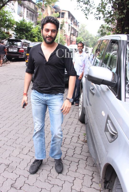Kareena, Rishi step out casually, Shahid spotted outside SLBs office