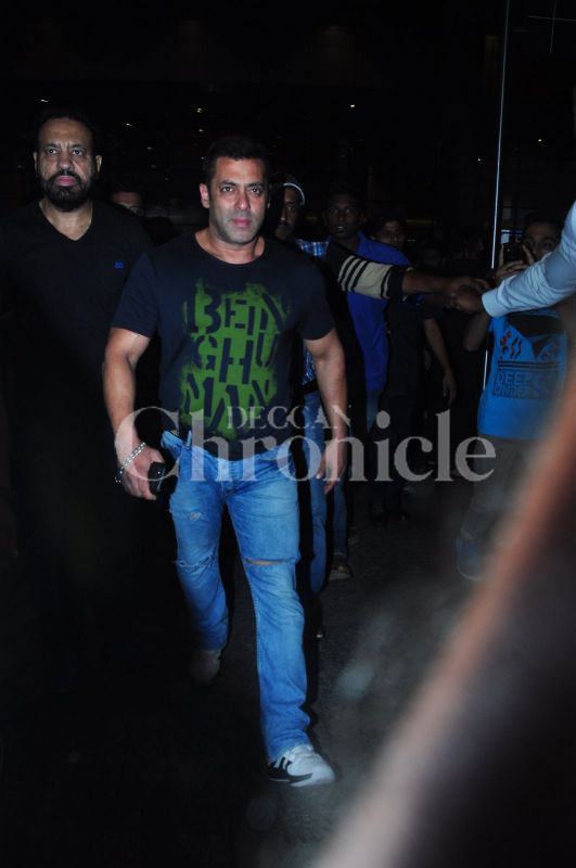 Salman Khan and Ranveer Singh return home from Dubai Salman Khan and Ranveer Singh return home from Dubai