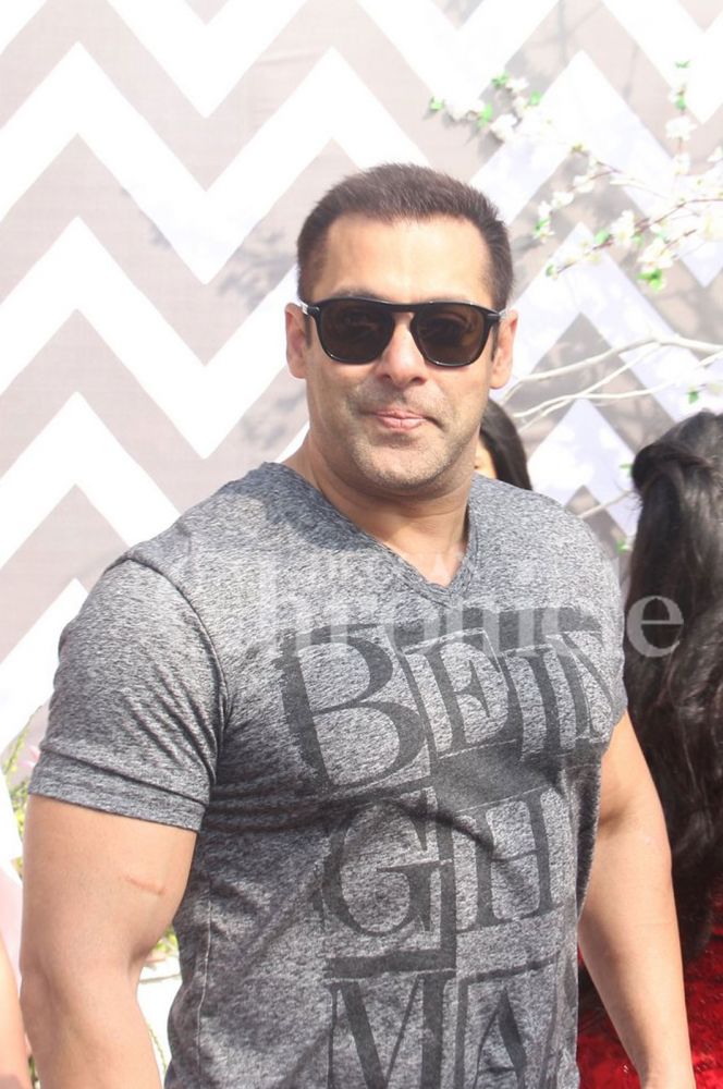 Salman Khan pays special attention to Sangeeta Bijlani at Arpitas baby shower