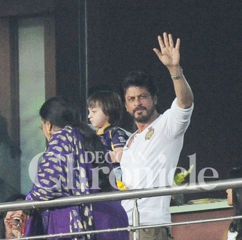 Shah Rukh and his little Knight AbRam steal the show at KKR vs KXIP match