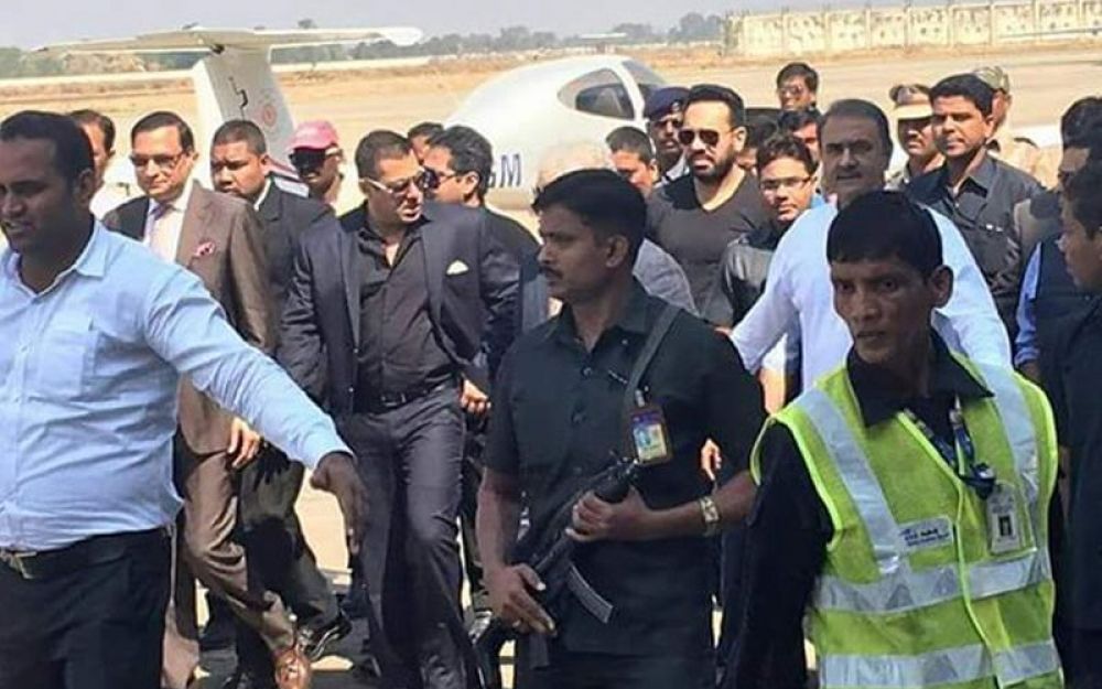 Salman Khan takes a break from Sultan to visit college and fly a plane in Gondia Salman Khan takes a break from Sultan to visit college and fly a plane in Gondia