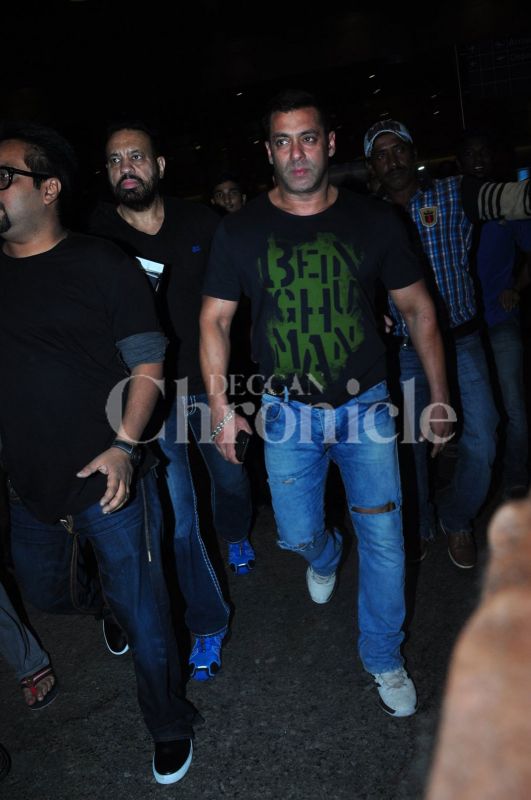 Salman Khan and Ranveer Singh return home from Dubai Salman Khan and Ranveer Singh return home from Dubai