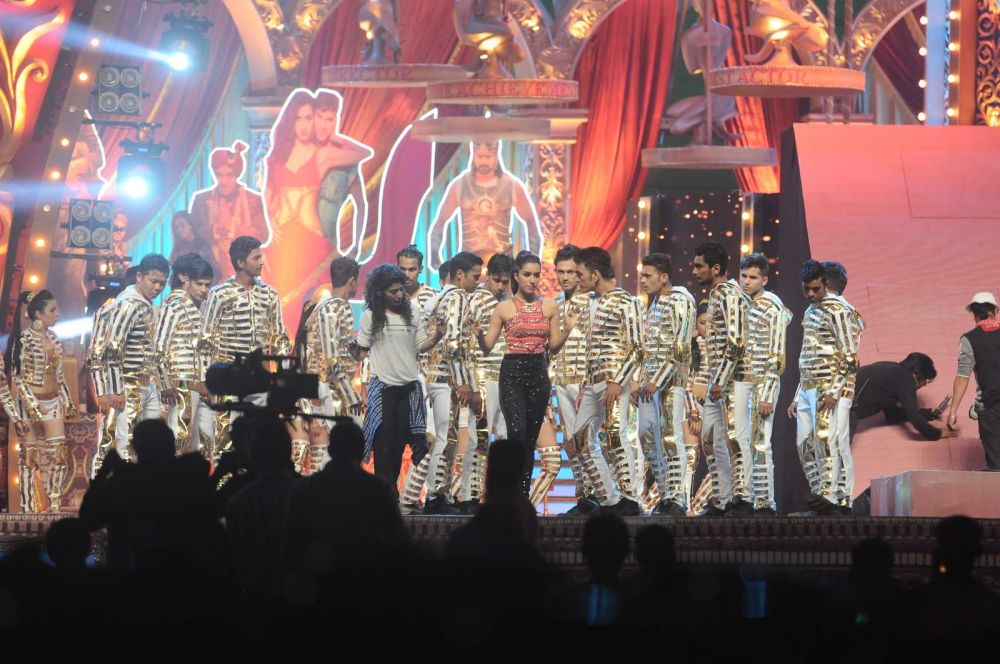 Varun Dhawan and Shraddha Kapoor to recreate ABCD2 magic at award show Varun Dhawan and Shraddha Kapoor to recreate ABCD2 magic at award show