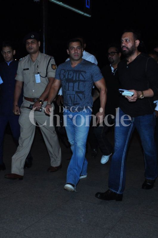 Dangal Aamir and Sultan Salman fly out of Mumbai