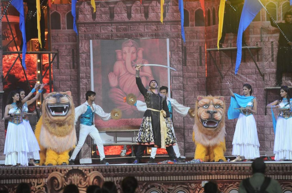 Ranveer Singh rehearses for his performance at an award show Ranveer Singh rehearses for his performance at an award show