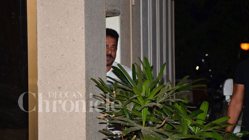 Ranbir Kapoor visits Sanjay Dutt as he preps for biopic