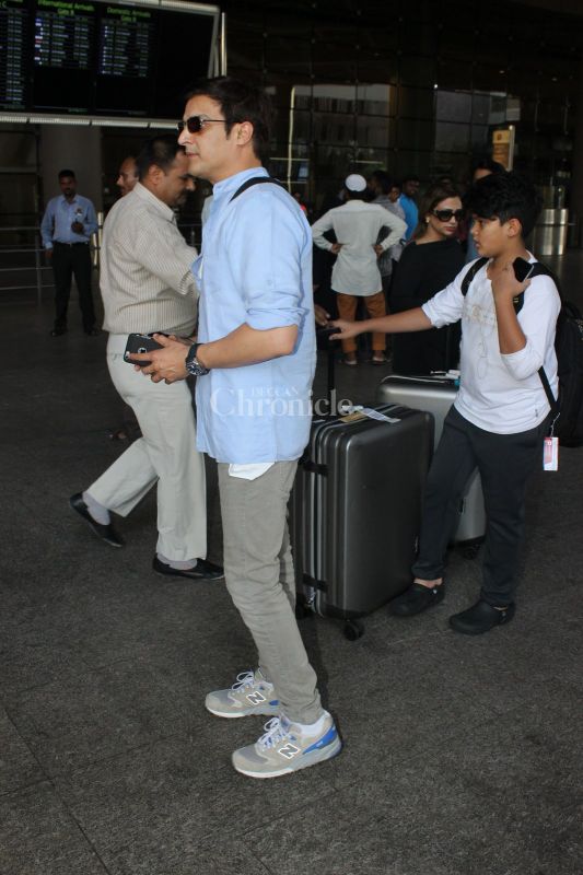 Sonakshi Sinha and Yami Gautam don casual look at the airport