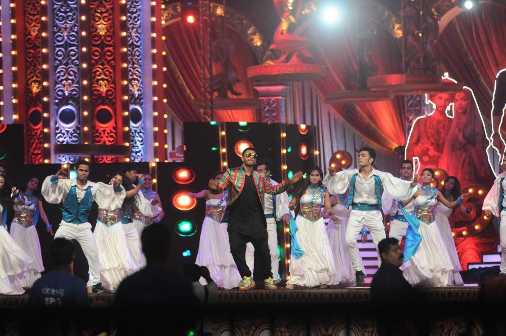 Ranveer Singh rehearses for his performance at an award show Ranveer Singh rehearses for his performance at an award show