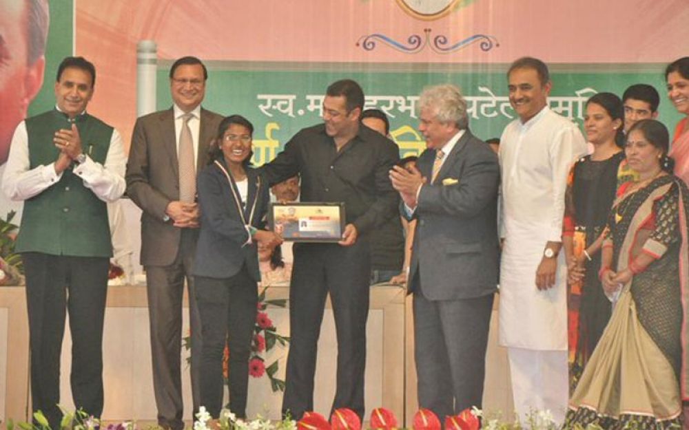 Salman Khan takes a break from Sultan to visit college and fly a plane in Gondia Salman Khan takes a break from Sultan to visit college and fly a plane in Gondia