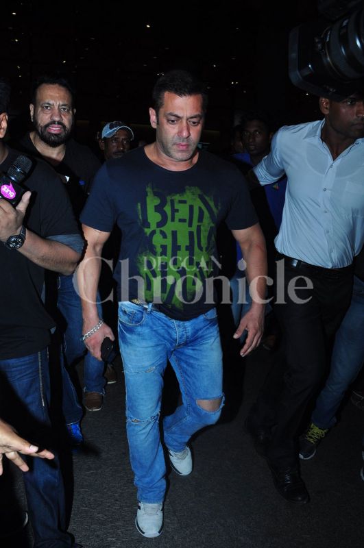 Salman Khan and Ranveer Singh return home from Dubai Salman Khan and Ranveer Singh return home from Dubai