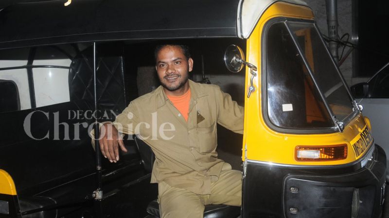 Sanjay Dutt takes a late night joy ride in an auto-rickshaw