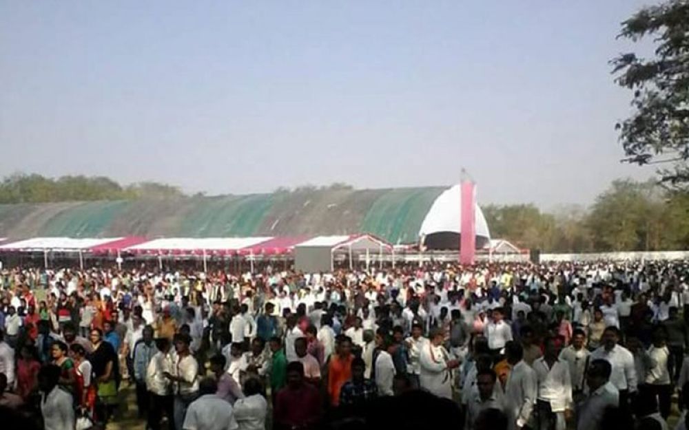 Salman Khan takes a break from Sultan to visit college and fly a plane in Gondia Salman Khan takes a break from Sultan to visit college and fly a plane in Gondia