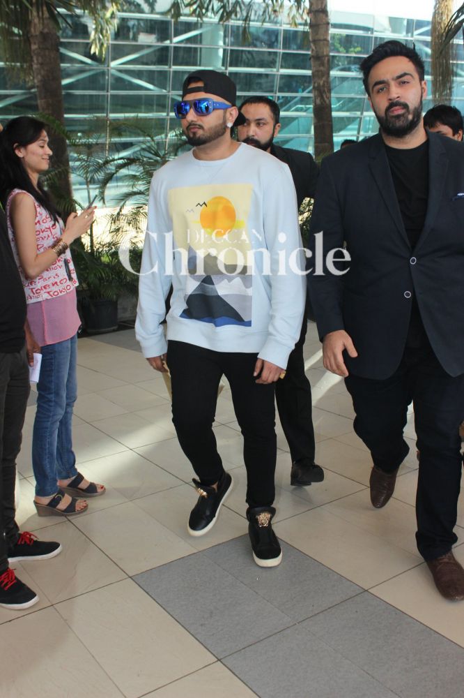 Abhishek, Aishwarya, Aaradhya, Saif and others snapped at Mumbai airport