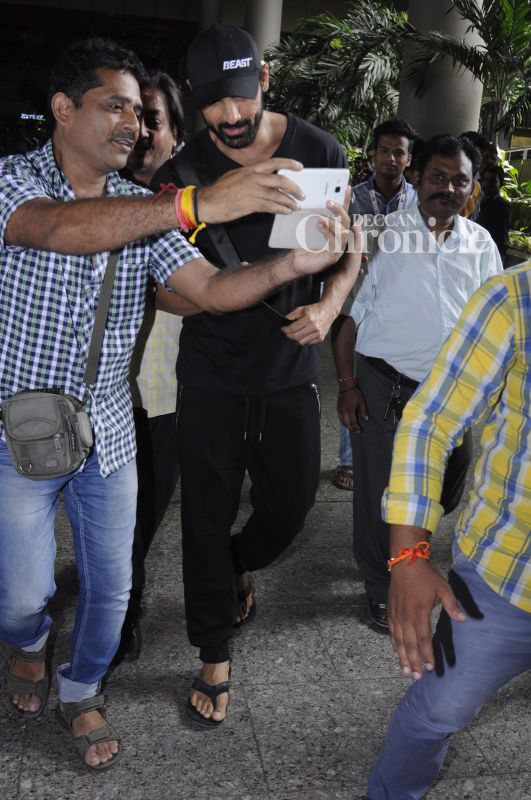 Snapped: Shahid, John and Kiran Rao surprisingly warm, while Sonam was in a hurry