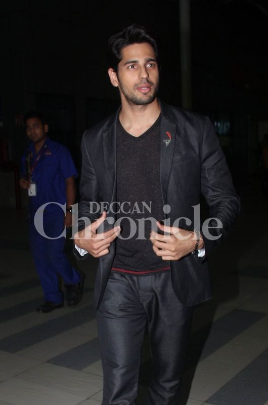 Sidharth Malhotra jets out of Ahemdabad and off to Miami