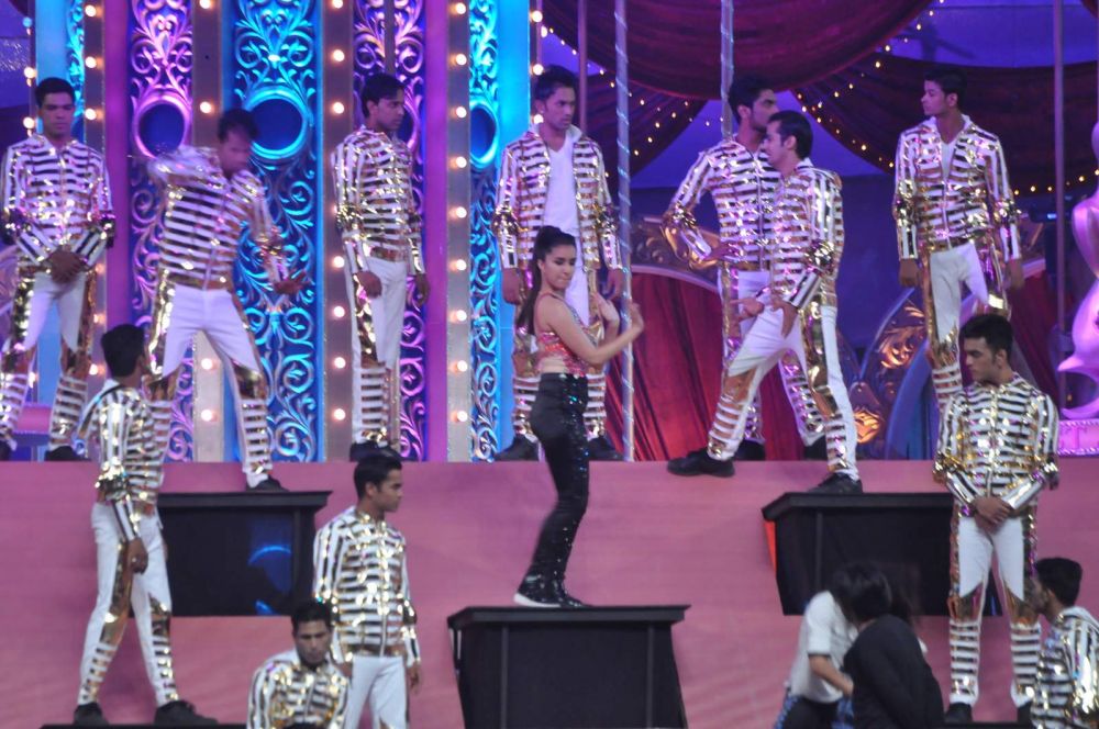 Varun Dhawan and Shraddha Kapoor to recreate ABCD2 magic at award show Varun Dhawan and Shraddha Kapoor to recreate ABCD2 magic at award show