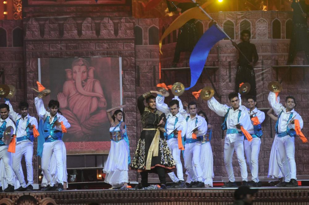 Ranveer Singh rehearses for his performance at an award show Ranveer Singh rehearses for his performance at an award show