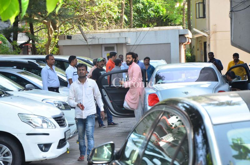 Celebs pay Salman Khans Ganpati a visit to seek blessings Celebs pay Salman Khans Ganpati a visit to seek blessings