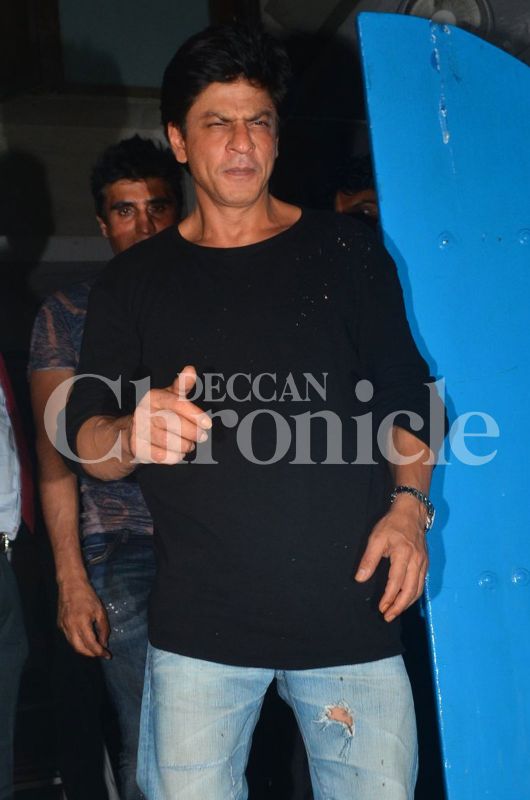 Post holiday with family, Shah Rukh Khan dines out with friends