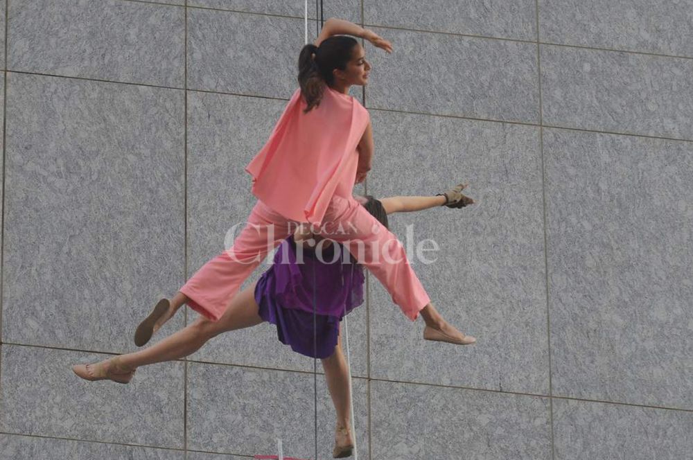 Shraddha Kapoor rappels down from a high rise Shraddha Kapoor rappels down from a high rise