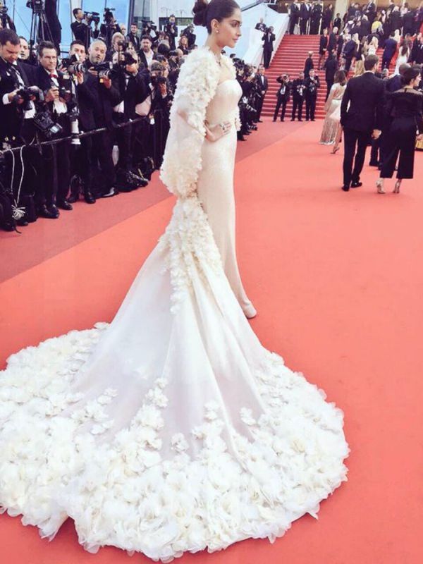 Sonam Kapoor scores a 10 on 10 in divine Ralph and Russo creation