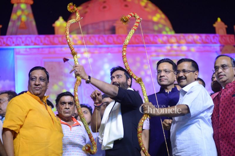 Ajay Devgn celebrates Dussehra in Delhi with Arvind Kejriwal