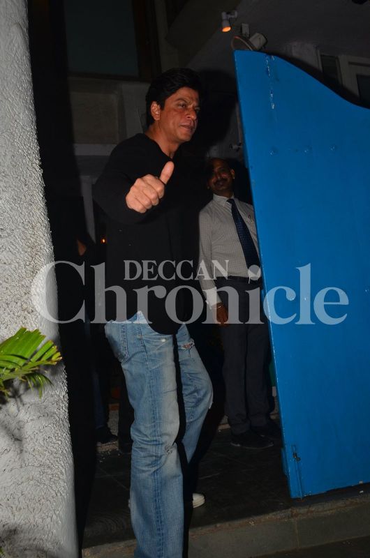 Post holiday with family, Shah Rukh Khan dines out with friends