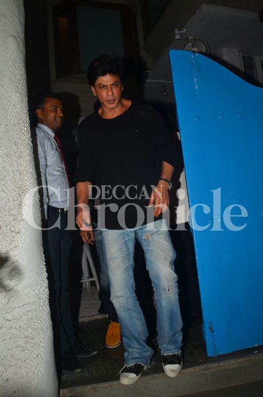 Post holiday with family, Shah Rukh Khan dines out with friends