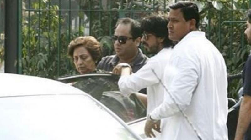 SRK accompanies mother-in-law, Gauri arrives separately for fathers funeral