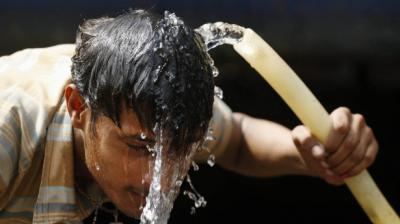Man washes his head with cold water to relieve himself from heat (Photo: PTI)
