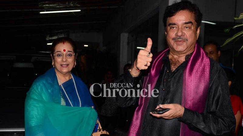 Shatrughan Sinha gives thumbs up to Sonakshis Akira at screening