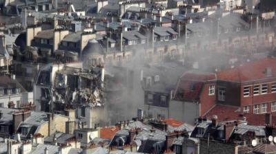 Smoke erupts from an appartment building following an explosion that occured in rue de Berite in Paris. (Photo: AFP)