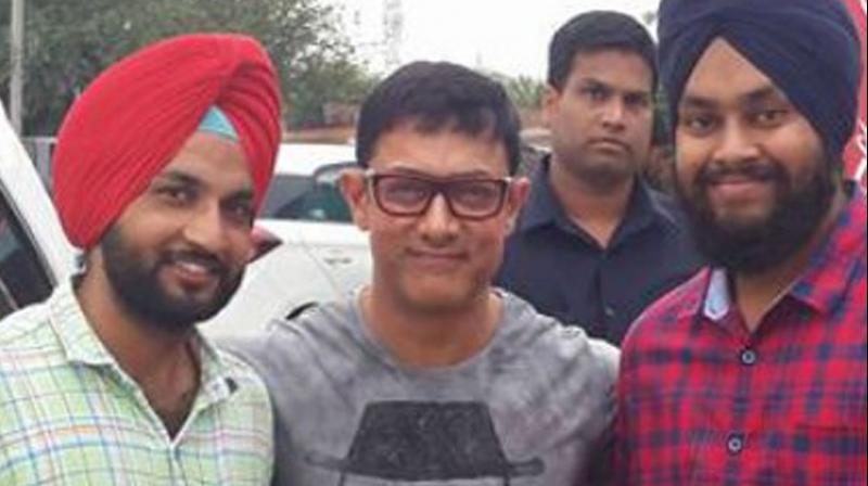 Aamir Khan grabs a bite at local dhaba before heading back to Mumbai Aamir Khan grabs a bite at local dhaba before heading back to Mumbai