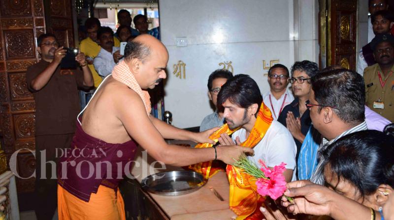 Himesh Reshammiya offers prayers in thanksgiving for Teraa Surroor success