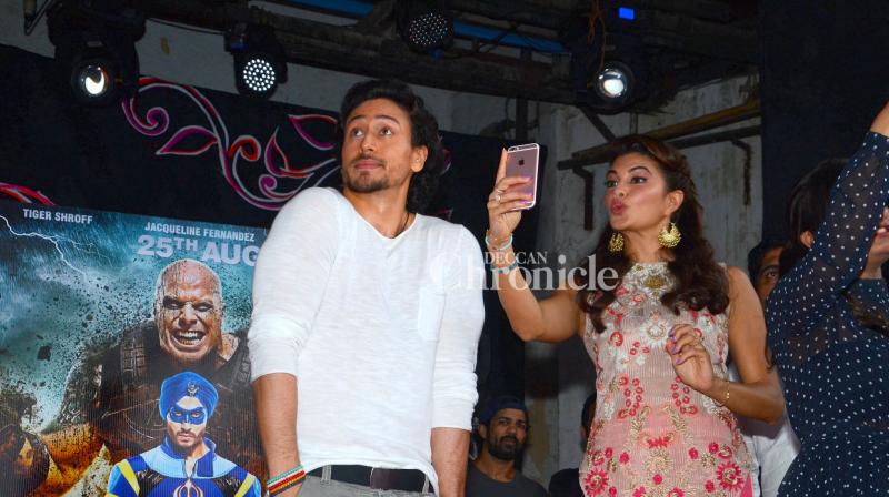 Tiger Shroff and Jacqueline Fernandez enthrall the students at the NM college fest