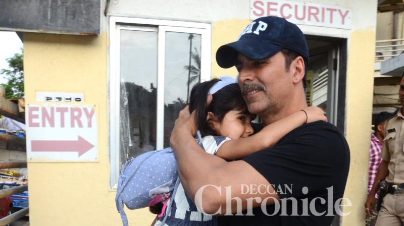 Not my daughter, Akshay tells paparazzi