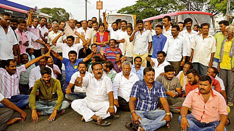Congress workers stage a protest in support of Ambareesh, in Mandya on Saturday  (Photo KPN)