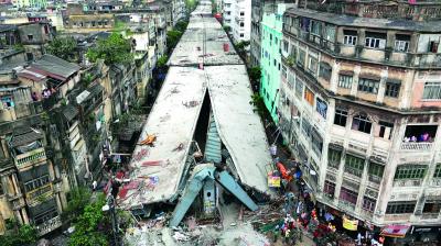 The toll in the flyover collapse in Kolkata has climbed to 24 after three more bodies were recovered from underneath the piles of debris of concrete and iron girdles of the broken portion of the under-construction bridge. (Photo: AP) 