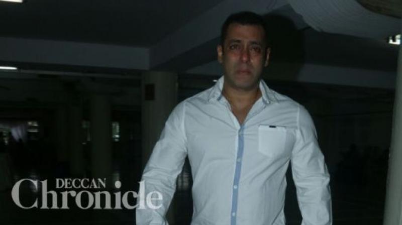 An emotional Salman Khan bids farewell to Rajjat Barjatya