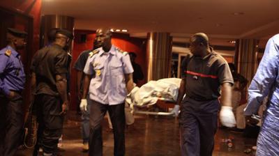  Mali security personal carry the body of a victim inside the Radisson Blu hotel after an attack. (Photo: AP)