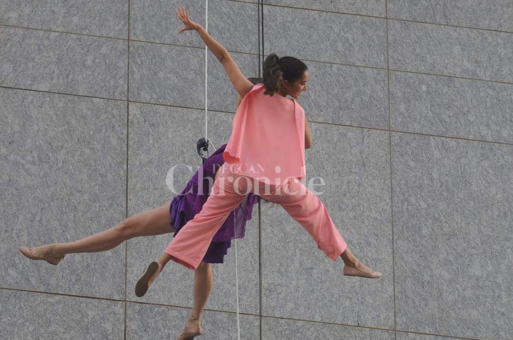 Shraddha Kapoor rappels down from a high rise Shraddha Kapoor rappels down from a high rise