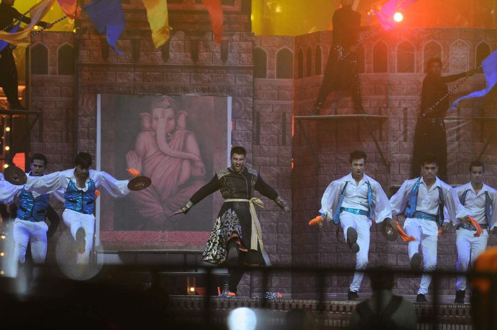 Ranveer Singh rehearses for his performance at an award show Ranveer Singh rehearses for his performance at an award show