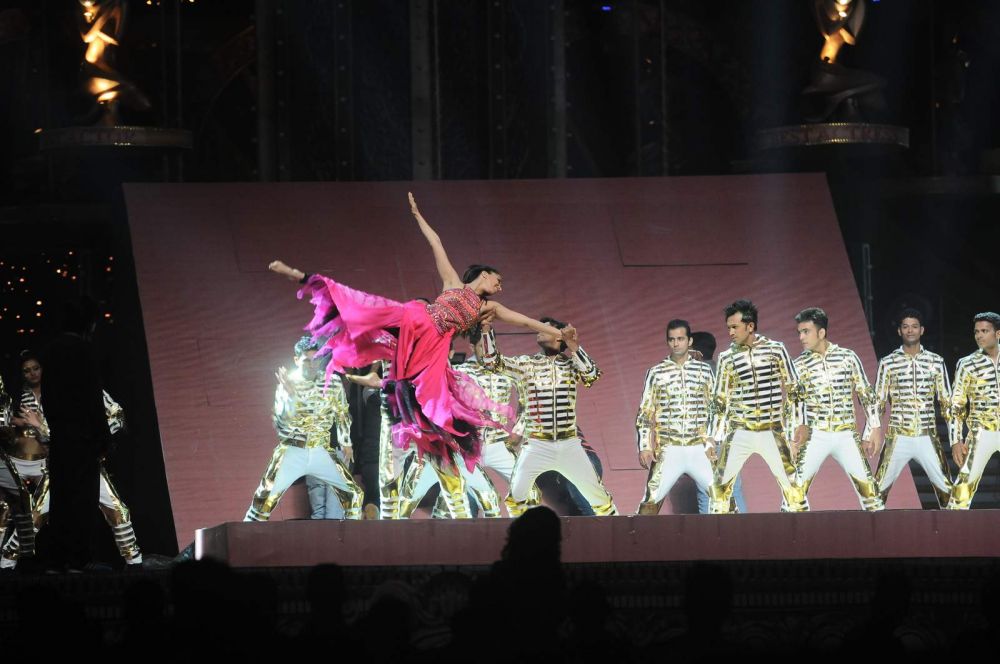 Varun Dhawan and Shraddha Kapoor to recreate ABCD2 magic at award show Varun Dhawan and Shraddha Kapoor to recreate ABCD2 magic at award show