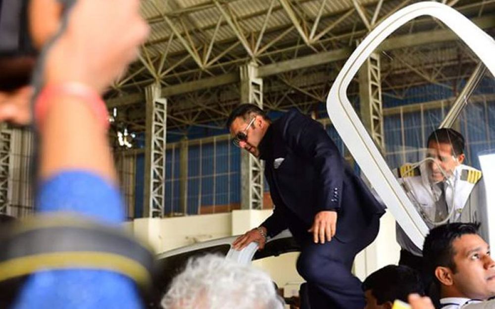 Salman Khan takes a break from Sultan to visit college and fly a plane in Gondia Salman Khan takes a break from Sultan to visit college and fly a plane in Gondia