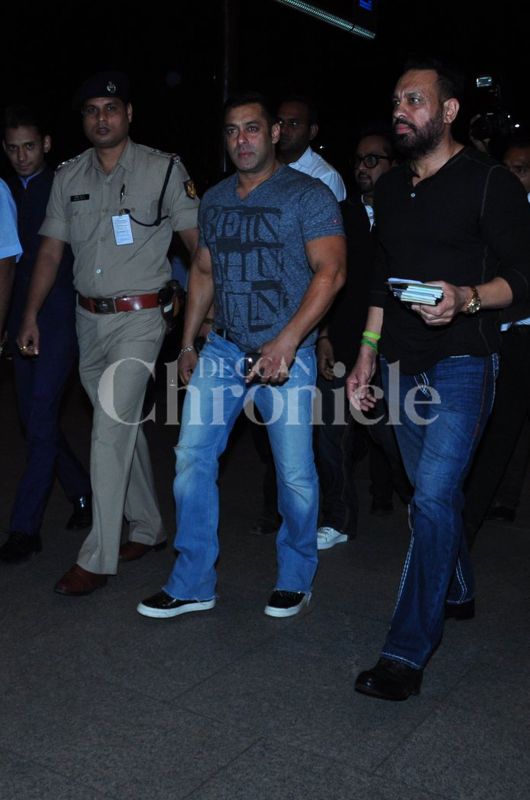 Dangal Aamir and Sultan Salman fly out of Mumbai